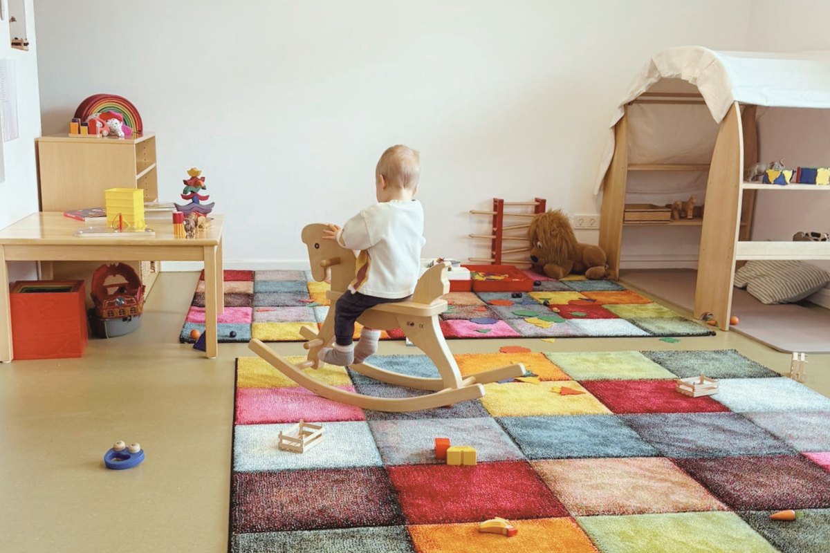 Heller Spielbereich mit kindgerechten Ecken